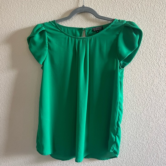 Gorgeous flowy green blouse with flutter sleeves - Picture 1 of 8